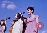 Immagine di Bob Hope Visualizza Pleiku Vietnam del Sud Camp Enari, 1967, secondo 18 filmato di repertorio 65675025975