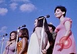 Immagine di Bob Hope Visualizza Pleiku Vietnam del Sud Camp Enari, 1967, secondo 19 filmato di repertorio 65675025975