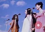 Immagine di Bob Hope Visualizza Pleiku Vietnam del Sud Camp Enari, 1967, secondo 20 filmato di repertorio 65675025975