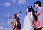Immagine di Bob Hope Visualizza Pleiku Vietnam del Sud Camp Enari, 1967, secondo 21 filmato di repertorio 65675025975