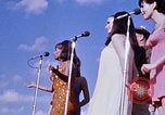 Immagine di Bob Hope Visualizza Pleiku Vietnam del Sud Camp Enari, 1967, secondo 22 filmato di repertorio 65675025975