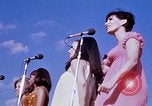 Immagine di Bob Hope Visualizza Pleiku Vietnam del Sud Camp Enari, 1967, secondo 23 filmato di repertorio 65675025975