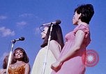 Immagine di Bob Hope Visualizza Pleiku Vietnam del Sud Camp Enari, 1967, secondo 24 filmato di repertorio 65675025975