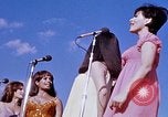 Immagine di Bob Hope Visualizza Pleiku Vietnam del Sud Camp Enari, 1967, secondo 25 filmato di repertorio 65675025975