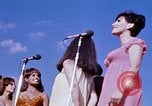 Immagine di Bob Hope Visualizza Pleiku Vietnam del Sud Camp Enari, 1967, secondo 26 filmato di repertorio 65675025975