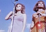 Immagine di Bob Hope Visualizza Pleiku Vietnam del Sud Camp Enari, 1967, secondo 27 filmato di repertorio 65675025975