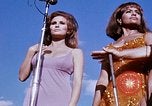 Immagine di Bob Hope Visualizza Pleiku Vietnam del Sud Camp Enari, 1967, secondo 28 filmato di repertorio 65675025975