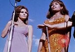 Immagine di Bob Hope Visualizza Pleiku Vietnam del Sud Camp Enari, 1967, secondo 29 filmato di repertorio 65675025975