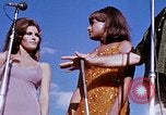 Immagine di Bob Hope Visualizza Pleiku Vietnam del Sud Camp Enari, 1967, secondo 30 filmato di repertorio 65675025975