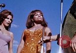 Immagine di Bob Hope Visualizza Pleiku Vietnam del Sud Camp Enari, 1967, secondo 31 filmato di repertorio 65675025975