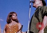 Immagine di Bob Hope Visualizza Pleiku Vietnam del Sud Camp Enari, 1967, secondo 32 filmato di repertorio 65675025975