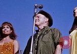 Immagine di Bob Hope Visualizza Pleiku Vietnam del Sud Camp Enari, 1967, secondo 33 filmato di repertorio 65675025975