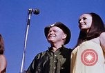 Immagine di Bob Hope Visualizza Pleiku Vietnam del Sud Camp Enari, 1967, secondo 34 filmato di repertorio 65675025975