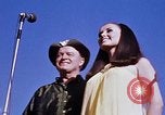 Immagine di Bob Hope Visualizza Pleiku Vietnam del Sud Camp Enari, 1967, secondo 35 filmato di repertorio 65675025975