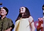 Immagine di Bob Hope Visualizza Pleiku Vietnam del Sud Camp Enari, 1967, secondo 36 filmato di repertorio 65675025975