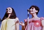 Immagine di Bob Hope Visualizza Pleiku Vietnam del Sud Camp Enari, 1967, secondo 37 filmato di repertorio 65675025975