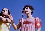 Immagine di Bob Hope Visualizza Pleiku Vietnam del Sud Camp Enari, 1967, secondo 38 filmato di repertorio 65675025975