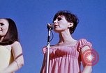 Immagine di Bob Hope Visualizza Pleiku Vietnam del Sud Camp Enari, 1967, secondo 39 filmato di repertorio 65675025975