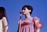 Immagine di Bob Hope Visualizza Pleiku Vietnam del Sud Camp Enari, 1967, secondo 40 filmato di repertorio 65675025975