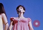 Immagine di Bob Hope Visualizza Pleiku Vietnam del Sud Camp Enari, 1967, secondo 41 filmato di repertorio 65675025975