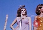 Immagine di Bob Hope Visualizza Pleiku Vietnam del Sud Camp Enari, 1967, secondo 42 filmato di repertorio 65675025975