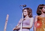Immagine di Bob Hope Visualizza Pleiku Vietnam del Sud Camp Enari, 1967, secondo 43 filmato di repertorio 65675025975