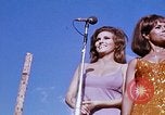 Immagine di Bob Hope Visualizza Pleiku Vietnam del Sud Camp Enari, 1967, secondo 44 filmato di repertorio 65675025975