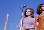 Immagine di Bob Hope Visualizza Pleiku Vietnam del Sud Camp Enari, 1967, secondo 45 filmato di repertorio 65675025975