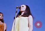 Immagine di Bob Hope Visualizza Pleiku Vietnam del Sud Camp Enari, 1967, secondo 46 filmato di repertorio 65675025975