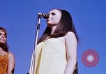 Immagine di Bob Hope Visualizza Pleiku Vietnam del Sud Camp Enari, 1967, secondo 47 filmato di repertorio 65675025975