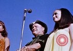 Immagine di Bob Hope Visualizza Pleiku Vietnam del Sud Camp Enari, 1967, secondo 48 filmato di repertorio 65675025975