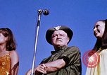 Immagine di Bob Hope Visualizza Pleiku Vietnam del Sud Camp Enari, 1967, secondo 49 filmato di repertorio 65675025975
