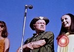 Immagine di Bob Hope Visualizza Pleiku Vietnam del Sud Camp Enari, 1967, secondo 50 filmato di repertorio 65675025975