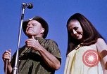 Immagine di Bob Hope Visualizza Pleiku Vietnam del Sud Camp Enari, 1967, secondo 53 filmato di repertorio 65675025975
