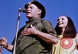 Immagine di Bob Hope Visualizza Pleiku Vietnam del Sud Camp Enari, 1967, secondo 54 filmato di repertorio 65675025975