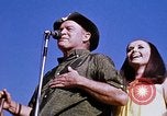 Immagine di Bob Hope Visualizza Pleiku Vietnam del Sud Camp Enari, 1967, secondo 55 filmato di repertorio 65675025975