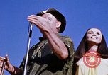 Immagine di Bob Hope Visualizza Pleiku Vietnam del Sud Camp Enari, 1967, secondo 56 filmato di repertorio 65675025975