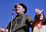 Immagine di Bob Hope Visualizza Pleiku Vietnam del Sud Camp Enari, 1967, secondo 57 filmato di repertorio 65675025975