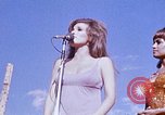 Immagine di Bob Hope Visualizza Pleiku Vietnam del Sud Camp Enari, 1967, secondo 58 filmato di repertorio 65675025975
