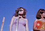 Immagine di Bob Hope Visualizza Pleiku Vietnam del Sud Camp Enari, 1967, secondo 60 filmato di repertorio 65675025975