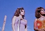 Immagine di Bob Hope Visualizza Pleiku Vietnam del Sud Camp Enari, 1967, secondo 61 filmato di repertorio 65675025975
