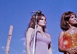 Immagine di Bob Hope Visualizza Pleiku Vietnam del Sud Camp Enari, 1967, secondo 62 filmato di repertorio 65675025975