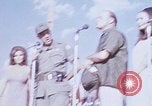 Immagine di Bob Hope Visualizza Pleiku Vietnam del Sud Camp Enari, 1967, secondo 1 filmato di repertorio 65675025976