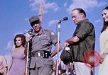 Immagine di Bob Hope Visualizza Pleiku Vietnam del Sud Camp Enari, 1967, secondo 3 filmato di repertorio 65675025976