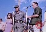Immagine di Bob Hope Visualizza Pleiku Vietnam del Sud Camp Enari, 1967, secondo 4 filmato di repertorio 65675025976