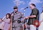 Immagine di Bob Hope Visualizza Pleiku Vietnam del Sud Camp Enari, 1967, secondo 5 filmato di repertorio 65675025976