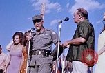 Immagine di Bob Hope Visualizza Pleiku Vietnam del Sud Camp Enari, 1967, secondo 6 filmato di repertorio 65675025976