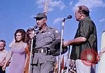 Immagine di Bob Hope Visualizza Pleiku Vietnam del Sud Camp Enari, 1967, secondo 7 filmato di repertorio 65675025976