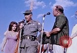 Immagine di Bob Hope Visualizza Pleiku Vietnam del Sud Camp Enari, 1967, secondo 8 filmato di repertorio 65675025976