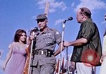 Immagine di Bob Hope Visualizza Pleiku Vietnam del Sud Camp Enari, 1967, secondo 9 filmato di repertorio 65675025976